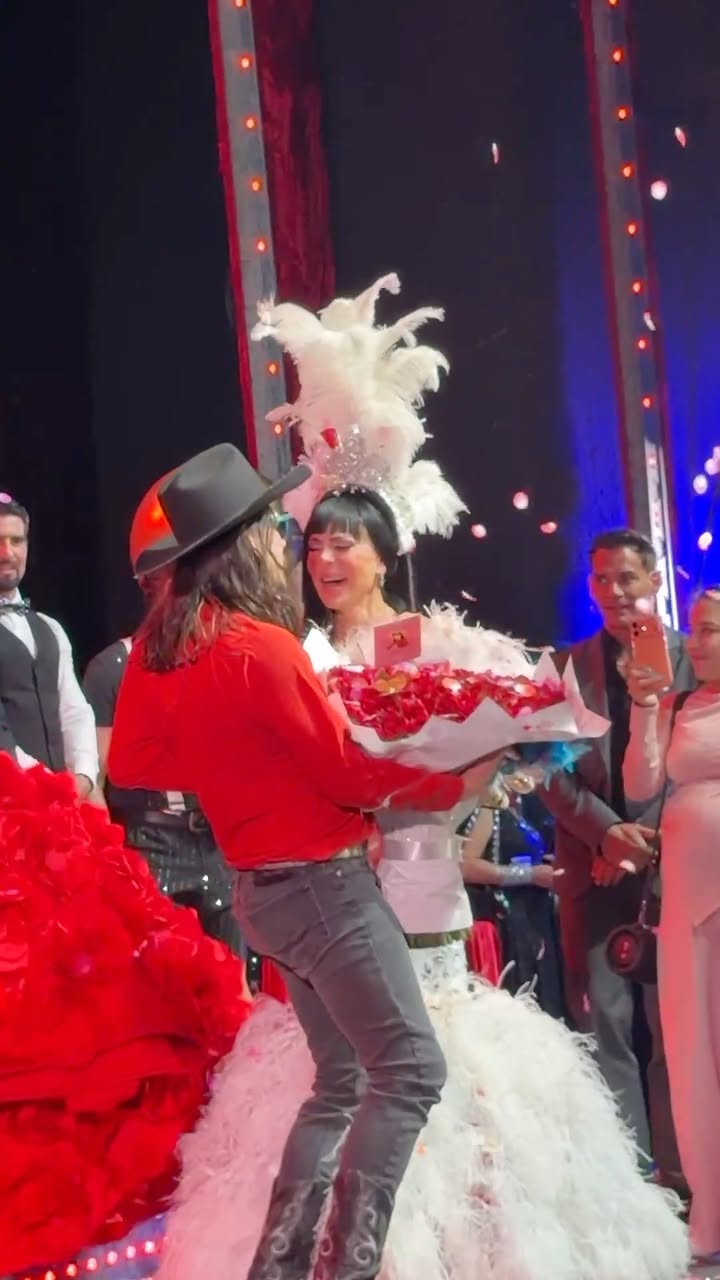 En mi cumpleaños me envíaron las flores del patrón y estaba en plena función en vivo