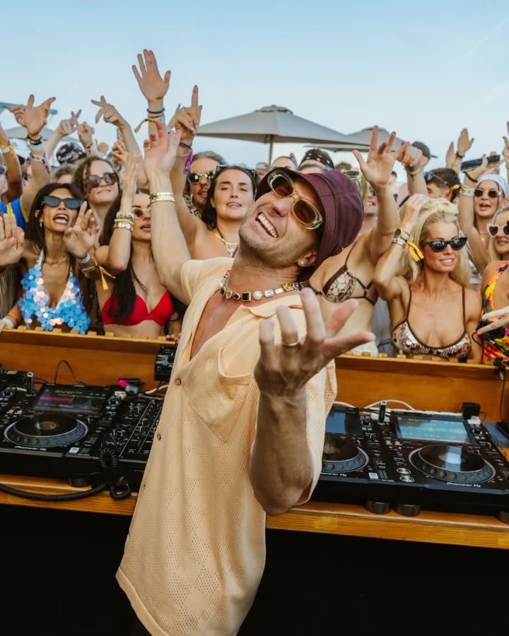 AM I TRIIPING??!! WE TOOK OVER A FLOATING ISLAND IN THE MIDDLE OF THE MEDITERRANEAN AND HAD OURSELVES A SEAFOOD BONANZA ❤️❤️

SIGNUP FOR @triipfestival 2027 IN MY BIO ❤️