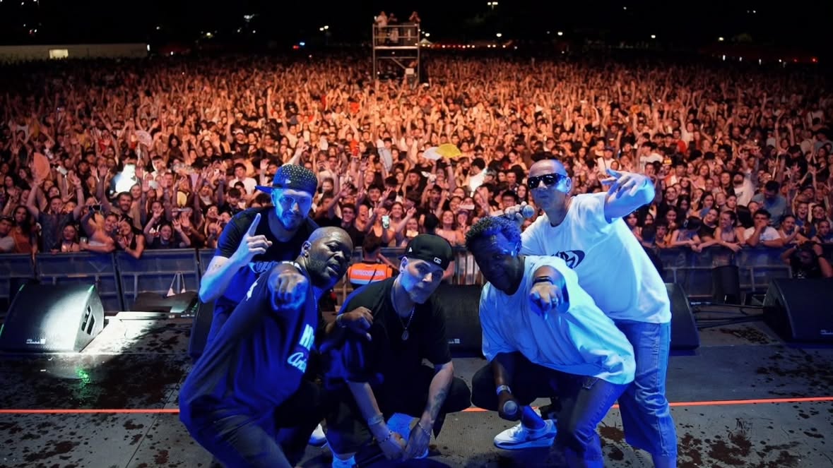 Anoche soñé que hacíamos un concierto en Torrejón y no cabía ni un alma y que todo el mundo cantaba nuestras canciones y se volvían locos... que sueño más bonito joder . Eternamente agradecidos familia 🙏🏽... Fotos :@produccionesrcd #vkr30aniversario #VKR #28850