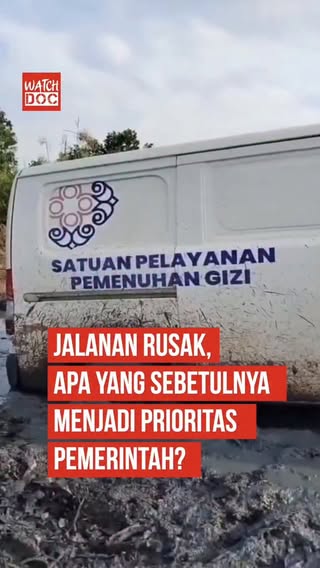 Viral di media sosial sebuah mobil operasional program MBG terperosok di jalan rusak di Lampung. Video itu memicu kritik warga tentang pilihan prioritas pemerintah.

Di Papua Selatan, jalanan yang kami lewati saat memproduksi film Pesta Babi juga tak kalah rusak. Beberapa kali kami harus turun berjalan kaki agar sepeda motor yang kami naiki bisa melewati kubangan lumpur dan jalur tanah yang nyaris putus.

Di banyak tempat, akses jalan masih menjadi persoalan sehari-hari bagi warga. Sementara itu, program MBG dan berbagai proyek besar pemerintah terus berjalan.

#PestaBabi #MBG