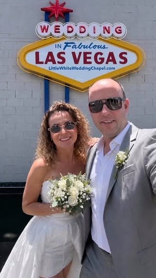 Y no podía irme de Las Vegas sin cumplir un clásico…

💒🎰✨

Porque lo que pasa en Las Vegas ya no se queda en Las Vegas… ¡ahora se publica en Instagram!

Just Married 🤍👰🏼🤵🏼

Mi Charal y Las Vegas, qué aventura más linda 💖

Y para completar mi Look de Novia 👰obvio que elegí mis lentes de sol 🕶️ Zadig&Voltaire de mi óptica favorita @braver.tiendaoptica 

#JustMarried #VegasWedding #LasVegas #WeddingInVegas #LoveWins MarriedLife