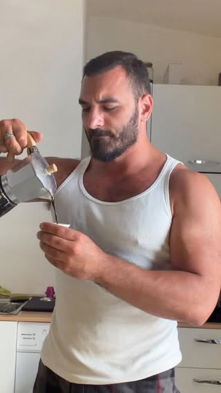 In arabo non diciamo solo “buongiorno”…
Diciamo: “Ya sabah el ward wel yasmine” —
che il tuo mattino profumi di rose e gelsomino. 🌹