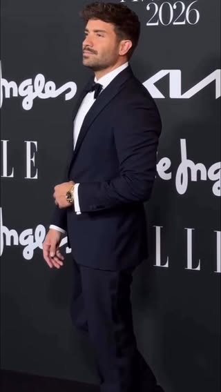Gracias @elle_spain por este reconocimiento y por la maravillosa velada. Ha sido un honor estar rodeado de personas tan inspiradoras. 

❤️@hackettlondon 
@alejandragombau