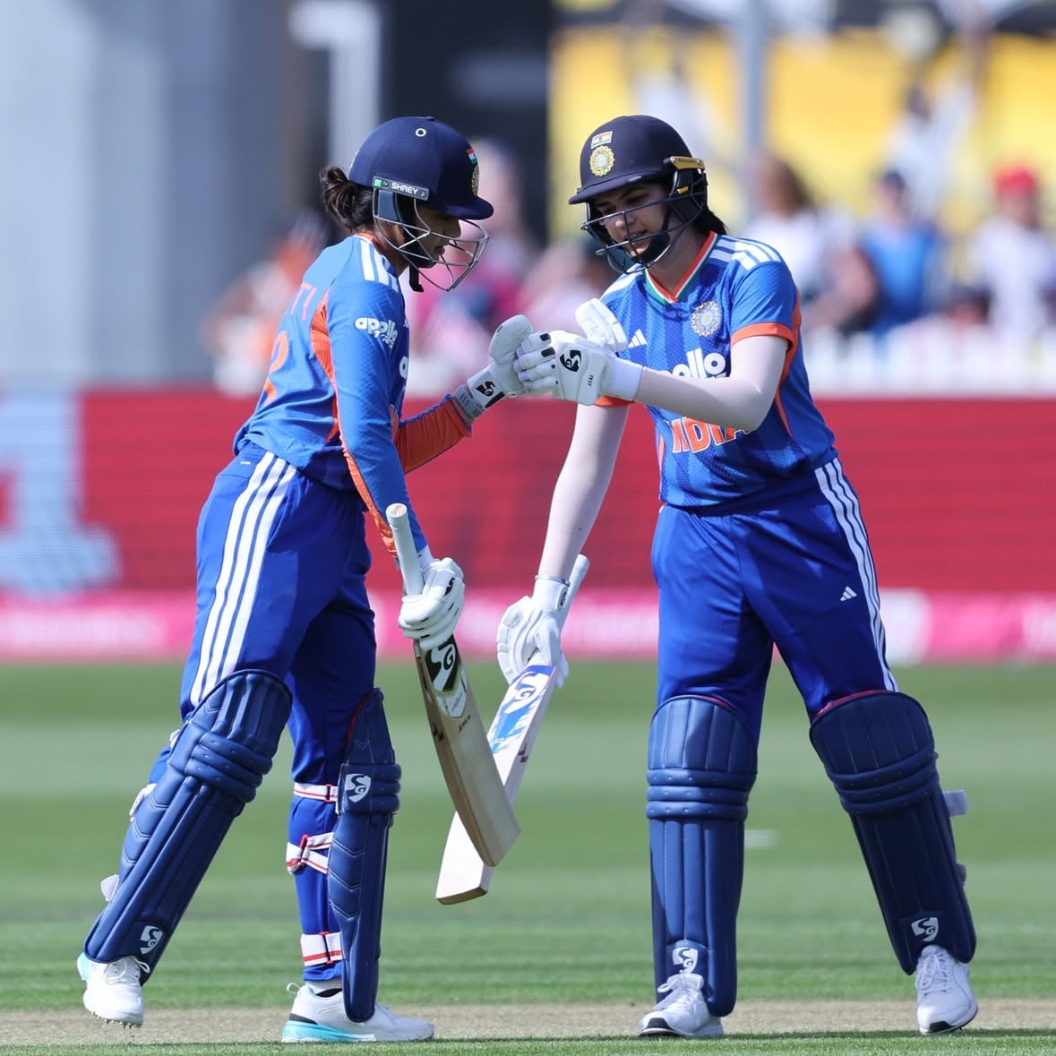On the move in the run chase! 🏃‍♀️

Smriti Mandhana and Yastika Bhatia going along well with #TeamIndia 49/1 after 6 overs.

#ENGvIND