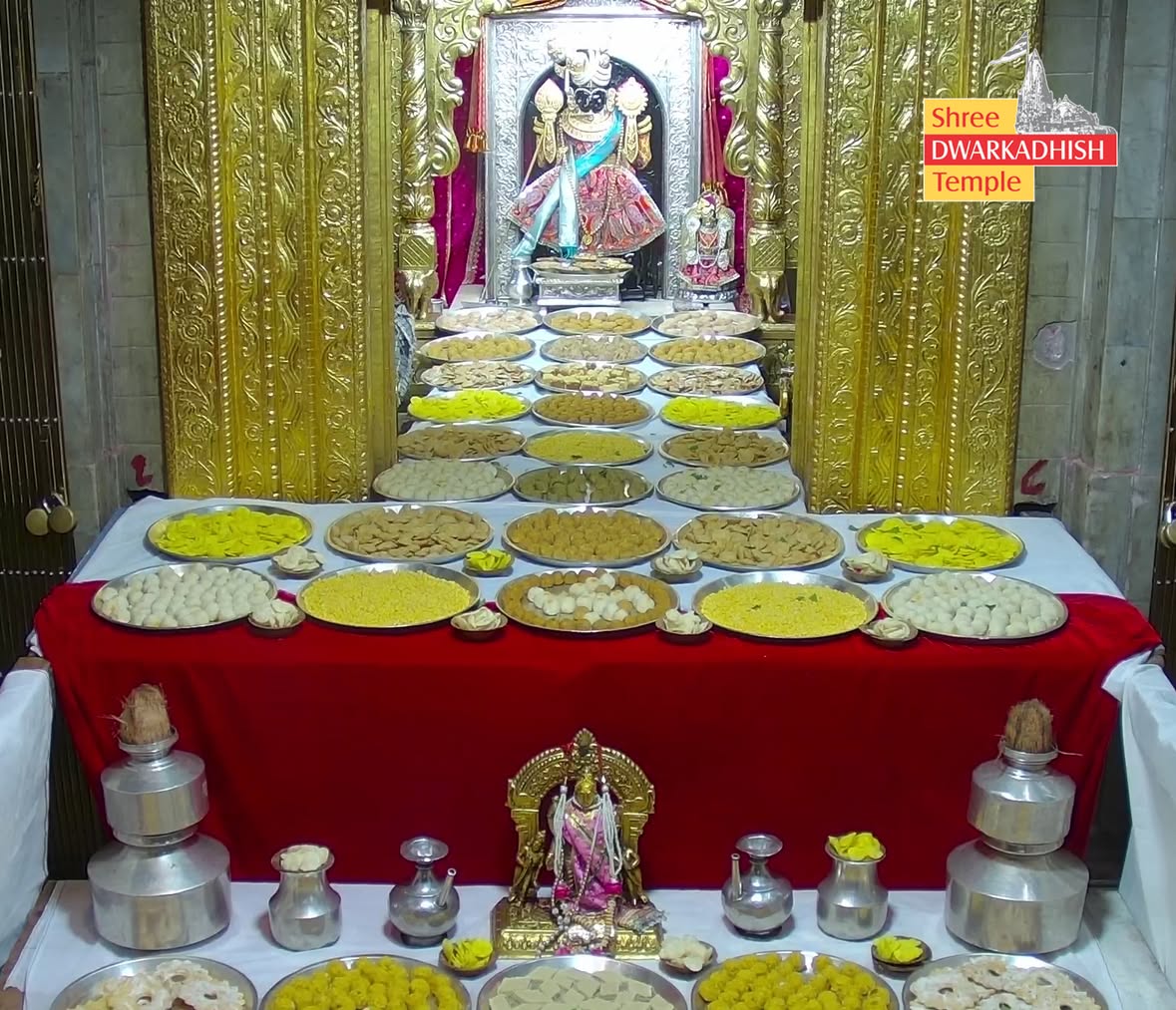 राजाधीराज द्वारीकाधीशजी के  कुंडला भोग  दर्शन🙏🏻
श्री द्वारकाधीश मंदिर द्वारका,गुजरात
दिनांक :- 01/06/2026 सोमवार 

#dwarka #kundlaa_bhog 
#ShridwarikadhishmandirOfficial