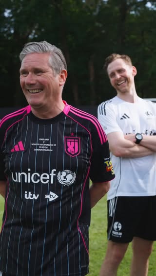 Showing the team how it’s done.

Good luck to everyone playing today! ⚽️ 🏴󠁧󠁢󠁥󠁮󠁧󠁿