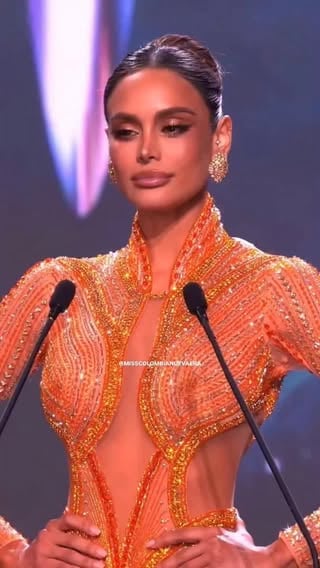 • Todo lo que deseas, el universo te lo devuelve siete veces siete. Le tiraron tanto a esta mujer, dijeron que frente a la pregunta final se iba a desplomar, que ahí era donde iba a caer y ahí está, Vanessa Pulgarin respondió en inglés, pero sobre todo, respondió desde el alma. Etelvina, dame otro tinto con ron, que tenga más ron que tinto...🪡🥃🎩

Los ojos de la primera Miss Grand All Stars brillaban porque lo que estaba diciendo le nacía del corazón. Nadie más que La Pulgarin puede hablar de disciplina, entrenamiento, disposición y ganas como ella. Vanessa Pulgarín Monsalve comunicó una idea y expresó una esencia, que al final es lo que se busca en esta parte de la competencia, más allá de discursos ensayados o respuestas imposibles, lo importante es ver qué tiene una mujer para ofrecer desde su autenticidad y me encanta que justamente en la prueba donde muchos querían verla devastada, les dió tremendo tapón de jeta. Y en inglés que no es lo mismo, ni es igual. 

Esto representa una victoria construida con esfuerzo, constancia y trabajo y esto conecta con algo que muchos sienten cuando un colombiano sale al exterior, el deseo de dejar el nombre de Colombia en alto, sudar nuestra bandera, hacer patria y demostrar de qué estamos hechos los hijos de esta tierra. ¿Será qué puedo leer un amén? Kapunka 🪡🎩🐍 FIN.