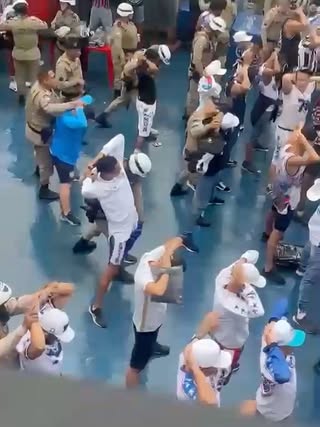 A MANDO DE QUEM?

A Torcida Bamor vem a público manifestar seu total repúdio à ação realizada pela 2a CIPM da Polícia Militar na tarde de ontem em nossa sede, mais uma vez marcada por uma intervenção sem mandado judicial e sem qualquer justificativa plausível que sustentasse a forma como foi conduzida. Dessa vez o absurdo foi ainda maior, com atuação também da PATAMO, uma tropa especializada em ocorrências de alta complexidade, algo que não condiz de forma nenhuma com nosso espaço.

No momento da invasão, acontecia um churrasco de confraternização entre torcidas aliadas, em um ambiente pacífico e familiar. Havia mulheres, idosos, crianças, clientes circulando pela loja oficial da torcida e diversos associados presentes. Além disso, era celebrado o aniversário de uma criança, tornando ainda mais revoltante o tumulto desnecessário provocado pela ação policial.

Durante a abordagem na qual foram deferidas agressões gratuitas aos torcedores, inclusive quem veio do Rio de Janeiro, foi alegada a existência de evidências de flagrante delito que justificariam a entrada forçada na sede. No entanto, após toda a operação arbitrária, nada foi encontrado que comprovasse qualquer irregularidade ou justificasse tamanha exposição e constrangimento aos presentes.

É inadmissível que famílias, trabalhadores, associados e frequentadores da nossa sede sejam constantemente submetidos a esse tipo de situação. O que deveria ser um espaço de convivência, lazer e confraternização acaba sendo transformado em cenário de constrangimento por ações que, repetidamente, parecem direcionadas à nossa instituição.

Seguiremos cobrando respeito, transparência e tratamento igualitário. 

As pergunta que fica são: até quando nossa torcida continuará sendo alvo desse tipo de perseguição? Essa vergonha está sendo assinada a mando de quem? 

CHEGA DESSE ABSURDO!!! 

TORCIDA ORGANIZADA BAMOR
NINGUÉM NOS VENCE EM VIBRAÇÃO