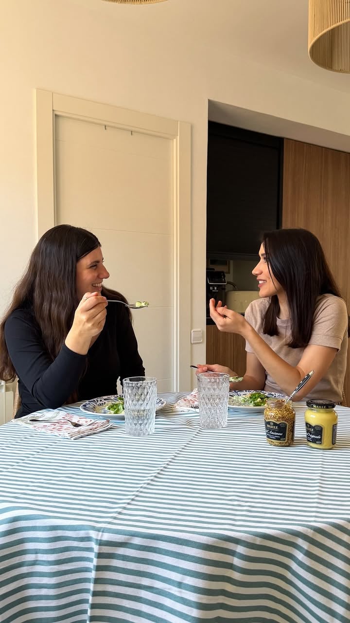 CREMOSO DE ALUBIAS Y MOSTAZA CON VEGETALES
.
(Publi) ¡Familia! Lluvia es una de las personas de las que más he aprendido en los últimos tiempos, tanto en cocina como en otras cosas más personales.
.
Y hoy quería agradecerle TODO de la mejor forma que sé: cocinando para ella un plato donde la protagonista absoluta es la mostaza de @maille_esp, que siempre es un must para potenciar mis platos.
.
👉🏻Toma nota:
.
✔️CREMOSO DE ALUBIAS Y MOSTAZA
.
▫️350 g de alubias blancas
▫️1-2 cdtas de mostaza de Dijon de Maille
▫️2 cdas de yogur natural vegetal tipo skyr o griego
▫️Sal
▫️2 cdas de aceite de oliva
.
▪️Triturar hasta que quede una crema muy fina.
.
✔️VEGETALES CON VINAGRETA DE MOSTAZA ANTIGUA
.
▫️100 g guisantes frescos o congelados
▫️1 manojo de espárragos (200 g aprox)
▫️100 g de judías verdes
▫️1/2 pepino
▫️Vinagreta (1 cda de mostaza antigua de Maille, 1/2 cdta de sirope de agave, 1 cda de zumo de limón, sal y 2-3 cdas aceite de oliva)
.
▪️Desvainar los guisantes y trocear los espárragos y las judías.
▪️Hervir cada verdura por separado (2 min los guisantes, 3 los espárragos y 4 las judías verdes) y sacarlos directamente a un bol con agua helada para cortar la cocción rápidamente y potenciar su clorofila natural.
▪️Combinar las verduras en un bol junto con el pepino cortado en rodajas muy finas y aliñar con la vinagreta.
.
👉🏻Para el montaje del plato colocar el cremoso como base y por encima las verduras, ralladura de limón, avellanas tostadas y aceite de oliva.
.
Yo creo que la conquisté 💪🏻.
.
👉🏻Y ahora os pregunto: ¿Con cuál de mis postres tendría que haber acabado esta comida?