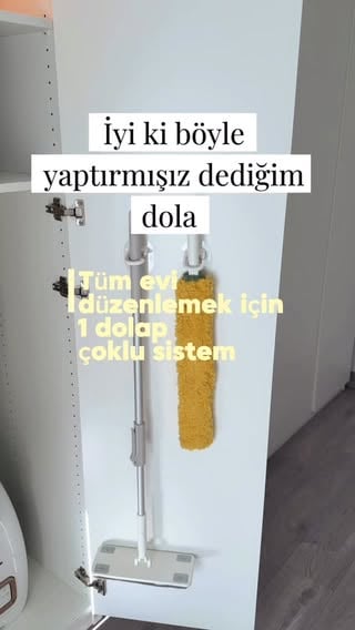 Hikaye şöyle başladı, oturma odası mı? Çamaşır odası mı? 
Yıllardır oturma odamız yoktu, hiç olmadı, o zaman oturma odası ihtiyacımız yok demek ki dedik, madem öyle bir dolap yaptırıp evin her yerine dağılacak tüm eşyaları ve aletleri bir dolaba koyarız ve hem dağınıklık olmaz, hem de tüm stoklu ürünleri görür ekstra almak sorunu da yaşamayız dedik.
Dolabı yaptırırken hepsini ölçtüm, ütü masası şimdiye kadar hep yatak odasının bir köşesinde dururdu, kapatmazdım bile, onu ve merdiveni ortadan kaldırmak için rafsız bir alan olması gerekir dedim, o alana raf eklemeden 50 cm genişliğinde tek kapak bir alan oluşturduk.
Ütü, küçük cihazlar, süpürge için ayrı bir raflı alan, o da yine 50 cm genişliğinde, tam boy tek kapak oldu.
Diğer bölümler hem raf hem çekmece olsun ki, deterjanlar, bezler, peçeteler ortadan kalkmış olsun dedim.
Onları da çift kapak 100 cm bir dolap birleştirdik.
Son alan tekstil ürünleri için, 100 cm, çift kapak, çekmeceli.
Çekmecelerin en alt kısmında tekli bir çekmece var, dolabın tamamına da şarj derdi olmayan bir elektrikli ışık eklettik.
Bu sayede kapaklar her açıldığında ışıklar yanacak ve kapak kapandığında ışıklar kapanacaktı, ekstra pil almak derdi olmayacaktı.
Tam da öyle yaptırdık.
Aklıma şu an gelenler böyle, sizin aklınıza takılan, merak ettiğiniz şeyler olursa sorarsınız🌱

çamaşır ve çalışma odası kombini> oturma odası videosu gibi oldu, nasıl olmuş?