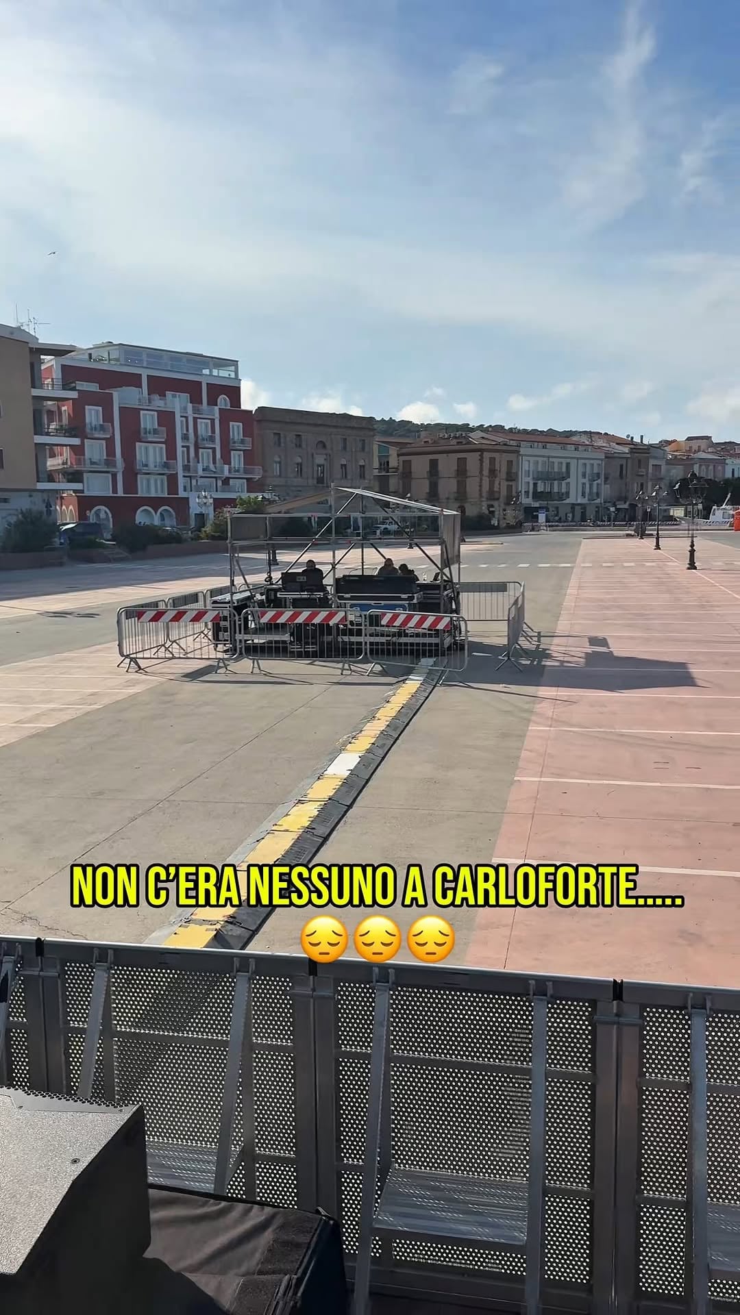 “Che energia pazzesca! 🔥 Grazie @poetaurbano per avermi voluto con te sul palco, è stato un onore, anzi un sogno rispondere al tuo invito🤩. E grazie al meraviglioso pubblico: siete stati travolgenti 🔥🔥🔥.
Avete cantato così forte da far vibrare il palco.
Prossima fermata? Seguitemi per non perdere le novità! 🎶 #livemusic #thevoicekids #poetaurbano#girotonno #coversong