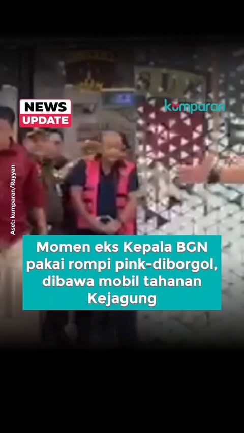 Mantan Kepala Badan Gizi Nasional (BGN) Dadan Hindayana resmi ditahan oleh Kejaksaan Agung (Kejagung) pada Rabu (3/6).

Dia ditahan usai menjalani pemeriksaan di Gedung Bundar Jampidsus Kejagung, Jakarta Selatan. Tampak keluar gedung tersebut dengan mengenakan rompi tahanan berwarna pink.

Pada hari ini pula, Kejagung telah menggeledah Kantor BGN di Jakarta sejak pagi tadi. Menurut pantauan kumparan, sejumlah penyidik datang ke kantor itu dan TNI berjaga di sekitarnya.

Sebelumnya, Dadan, Lodewyk, dan Sony dicopot oleh Presiden Prabowo Subianto dari jabatan mereka di BGN.

Posisi Dadan kini digantikan oleh Nanik S. Deyang yang sebelumnya menjabat sebagai Wakil Kepala BGN. Sementara, Wakil Kepala BGN kini dijabat oleh Agustina Arumsari dan Mayjen TNI Trenggono.

Beberapa jam setelah pencopotan, Kejagung kemudian menggeledah kantor BGN.

📸: Dok. kumparan/Rayyan.

Baca selengkapnya dengan klik link di bio. Cari tahu berita update lainnya dengan download aplikasi kumparan di App Store atau Google Play.

📝: newsupdate | update | news | vidol | R120 | E099

#bicarafaktalewatberita #kumparan