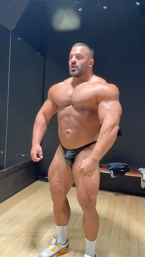 Glad the posing trunks passed the @larsgorilla fit test 💪🏽
.
@larsgorilla in Pro Cut Posing Trunks - Foundation / Black
.
#meatsportswear #bodybuilding #muscle #fitness #physique