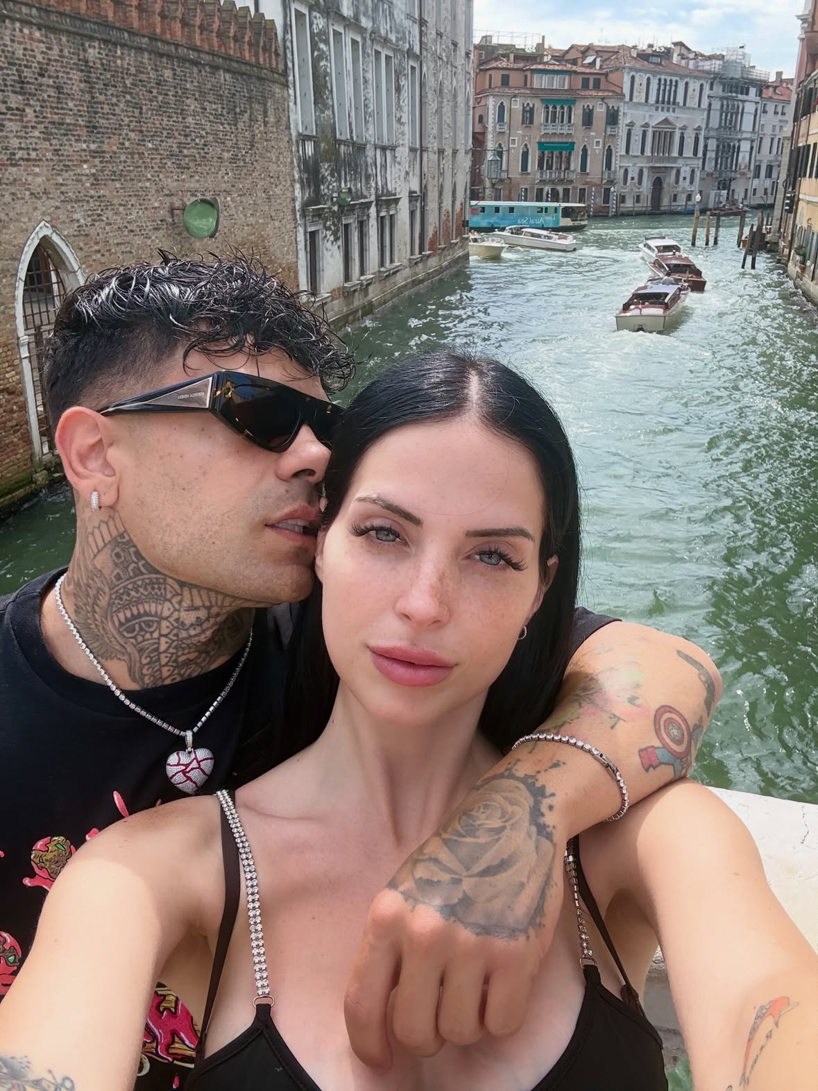 Il nostro primo viaggio a Venezia, non credo che il destino unisca due anime per caso. Credo che le faccia camminare su strade diverse, affrontare tempeste e attese, finché arriva il giorno in cui i loro sguardi si incontrano e tutto trova finalmente un senso. Tu sei quel senso che il destino stava scrivendo per me da sempre…. 🎭🚣🏻‍♂️❤️🔐 Noi