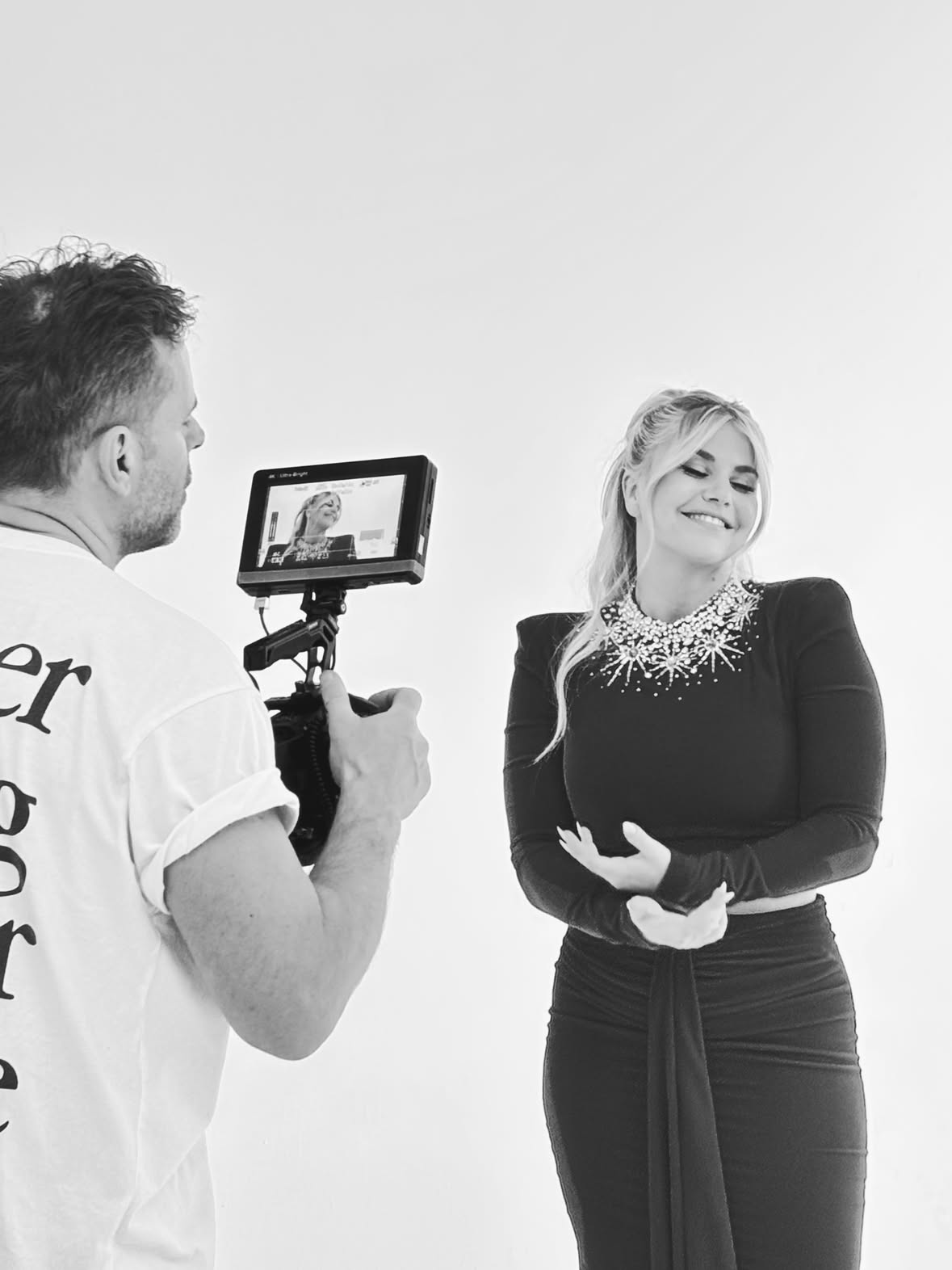 Kleines Throwback zum Videodreh von „Magisch“ für euch 🥰 

Ein Song für alle Menschen, die unser Leben allein durch ihr Dasein bereichern. 

Wenn auch du deinem Lieblingsmenschen eine kleine Hymne auf eure Verbindung singen möchtest, findest du jetzt die Karaoke-Version zu diesem Song auf meinem YouTube-Kanal 🥰