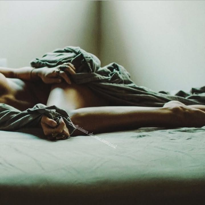 Necesité una década y cuatro paredes...

Parece mentira…
Te vi la sonrisa, las ganas, la magia, la primavera y la alegría, pero no vi las heridas. 
Parece mentira que donde te pagaron con dolor, tú pagaste con risa. Venías haciendo ganadas las causas perdidas, convirtiendo la pena en tinta. 
Una tinta que profundiza, pero no lastima. 
Tuvo que pasar más de una década y vi cómo alli, donde la desgracia hizo estragos, tú hiciste poesía.

Pude sentir cómo todos esos años que no me amé también llevaban mi nombre. 
Pero incluso cuando yo olvidé amarme, tú lo hiciste por mí.
Recuerdo aquella noche en la que lloré. 
Te dije que no podía más con la voz y el alma quebrada, que mis brazos estaban cansados. 
Te imploré que abrieras mis ojos, que quitarás de mi camino lo que no me permitía crecer. 

Esa noche llovió..
Inclinándome sobre el suelo, ya sin fuerzas, dejé en tus manos mis preocupaciones, mis miedos, mi vida... 
Supe que tuve todas las verdades en mi boca y preferí el silencio. 
Pero tú no te vences y fue allí... en esas cuatro paredes, donde me llevaste a él. 
Estaba respirando soledad. 
Había calma y paz en aquel aire.
Alguna piel irrumpió en mis días y me enseñó lo olvidado. 
Me devolvió aquel brote. 
Y cantamos en el idioma propio en que se expresa esa hoguera que nos quema el vientre.
Nos amamos la piel. 
Las piernas. 
El universo de nuestros sexos. 
Tus manos sobre mi cuerpo. 
Tu boca en mis pechos. 
Parece mentira... solo necesité cuatro paredes para desear mi cuerpo encima del tuyo. 
Llenarte de caricias. 
Hazme tuya en el silencio de lo que no se dice, tan tuya... que en cada gemido grite tu nombre y tú susurres el mio.
Quédate aqui... desde adentro de mí, déjame respirarte en las mañanas y suspirarte en las noches.
Somos instantes, un parpadeo en la carretera.
El tiempo pasa sin permisos. Incontenible.
Inoportuno. Sin embargo, le robé algunos minutos para amarte al borde... de la locura, del precipicio.
Nos quedamos ahí desnudos, cálidos...

Esa noche llovió, llovió toda la noche. 
Bailamos.
No puedo recordarte con ropa.

¿Sera que la mente solo guarda buenos recuerdos?
@reflexiones_de_una_escorpio2 

#reflexionesdelalma
#fotografiaartistica
