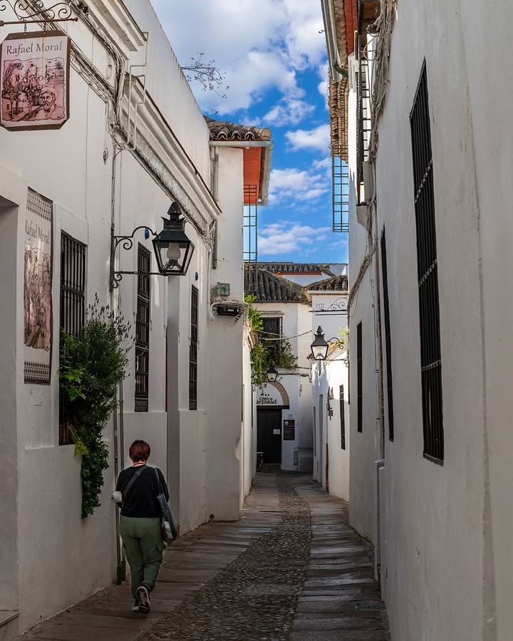 Judería de Córdoba. Calle Judíos. 

#world_beststreet
#andalucia_all_pics
#one_look_hdr 
#asi_es_espana
#pasion_por_andalucia_
#amazingshots_europa 
#all_made_in_spain_
#instantes_fotograficos
#loves_cordoba
#ok_streets
#estaes_andalucia
#thepicture_best
#hdr_spain
#great_captures_hdr
#gw_streets_
#be_one_hdr
#españagrafias
#aurisaworld
#vision_streets
#made_besttravels
#vision_spain
#espacio_spain
#globalfotografia_hdr
#beauty_in_hdr_
#beauty_in_allpics_
#total_streets
#atlas_street_
#onfire_city
#fever_streets
#made_streeturban