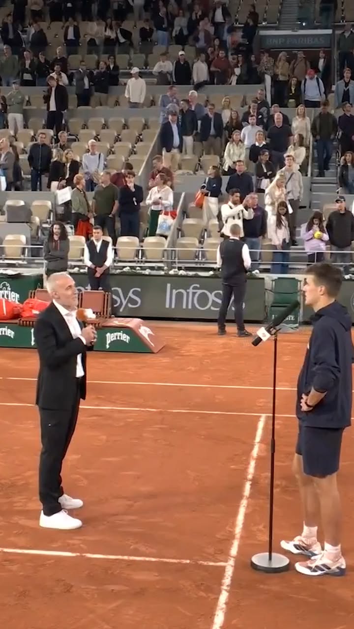 Jakub Menšík takes in the moment as he reaches the Roland Garros semi-finals 🥹