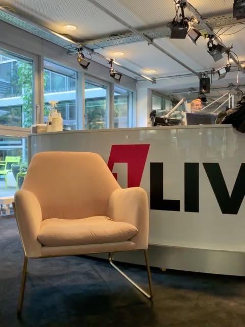13 Jahre 1LIVE ❤️ 

Als ich im September 2025 erfahren habe, dass nach dieser ewigen Zeit nun wirklich für mich Schluss sein wird, hat mich das kurz aus der Bahn geworfen. Die Identifikation mit diesem Job und dem Sender war über viele Jahre so selbstverständlich geworden, dass ich erst mal herausfinden musste, wer ich ohne diesen festen Bestandteil meines Lebens bin. 😃 hab ich aber zum Glück und freue ich mich sehr auf meine allerletzte Sendewoche, die Montag startet.

Ich werde Mo-Mi nochmal 18-20 Uhr senden und mein allerletztes Mal ist am Donnerstag, 10-15 Uhr. 

Ich kann mir nicht vorstellen, nie mehr im Radio zu moderieren. Sobald wir uns in Hamburg neu sortiert haben, werde ich mir Gedanken dazu machen und hoffentlich eines Tages wieder dieser Leidenschaft nachgehen können. 

Es war nie nur ein Job. Es war und bleibt ein Teil von mir. 

(Diese spontane kleine Auswahl an Fotos und Videos gefällt mir sehr gut! Rätseln mit omma 🤍, Schwachsinn mit Kammel und gelegentliche Eskalation mit Greine 🥴😆- die Zeit bei 1LIVE war wunderbar, intensiv und ewig… ich werde noch sehr wehmütig glaube ich 🥲☺️)

Vermutlich war das hier nicht der letzte Post 😃
