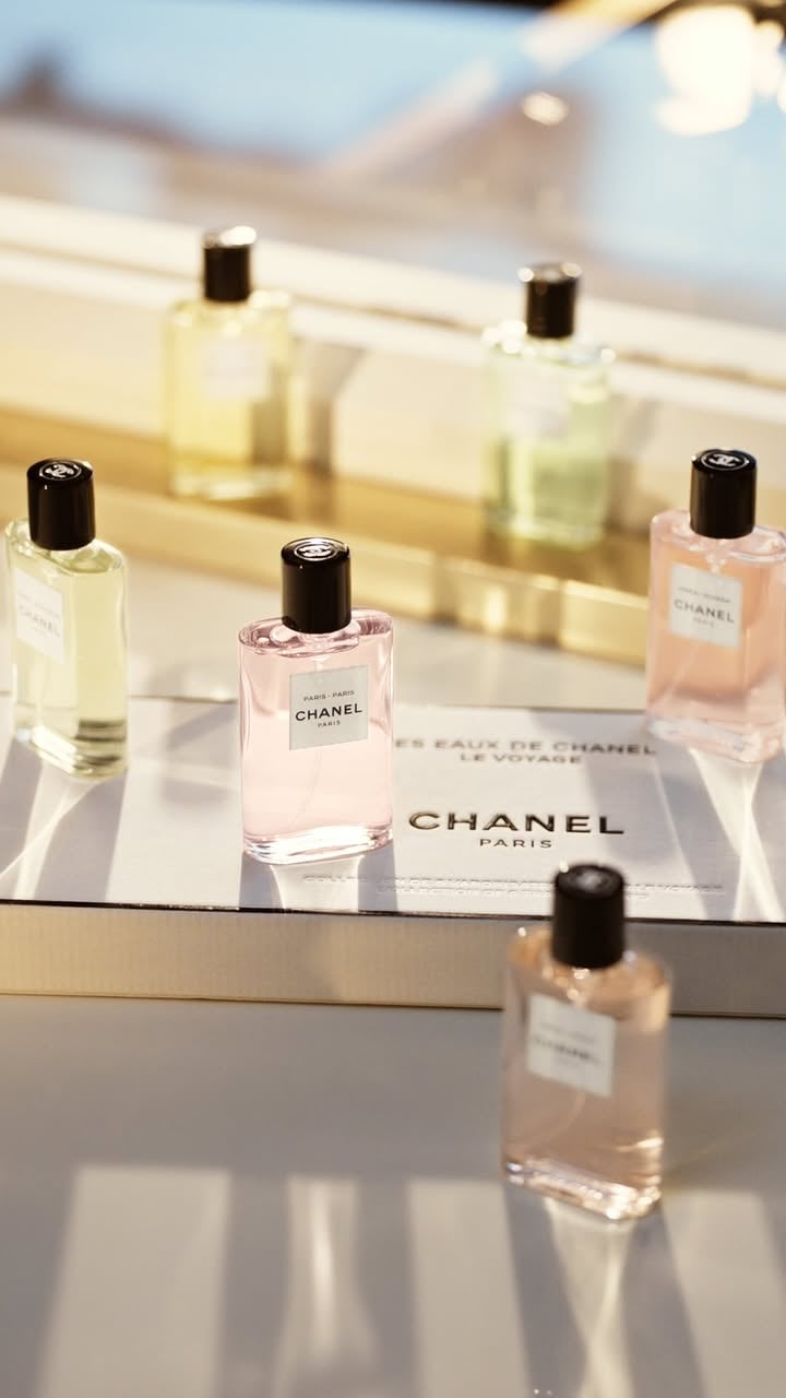 A limited-edition LES EAUX DE CHANEL set: LE VOYAGE.
Scented getaways inspired by destinations that were close to Gabrielle Chanel’s heart. A limited-edition set featuring six travel-friendly bottles that can go anywhere with you, inviting you to set sail.
 
#LesEauxDeCHANEL #CHANELFragrance