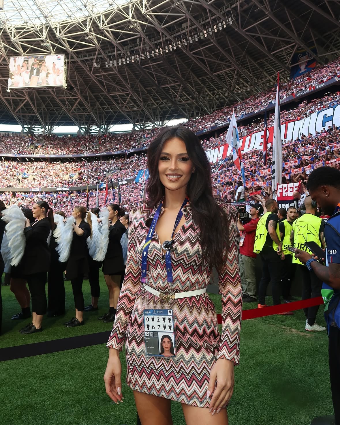 Closing another UEFA Champions League season in glory 🏆✨ Football, emotions, history… and memories that will stay with me forever ⚽️💖
#championsgirl #evamurati #championsleague #host #tvhost