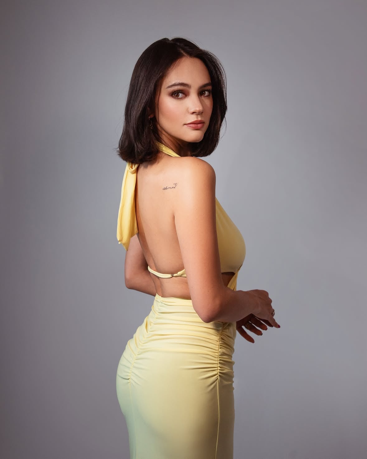 Muy de amarillo 💛🫶🏻✌🏻 

@fashionnova 
Zia Halter Ruched Maxi Dress - Yellow