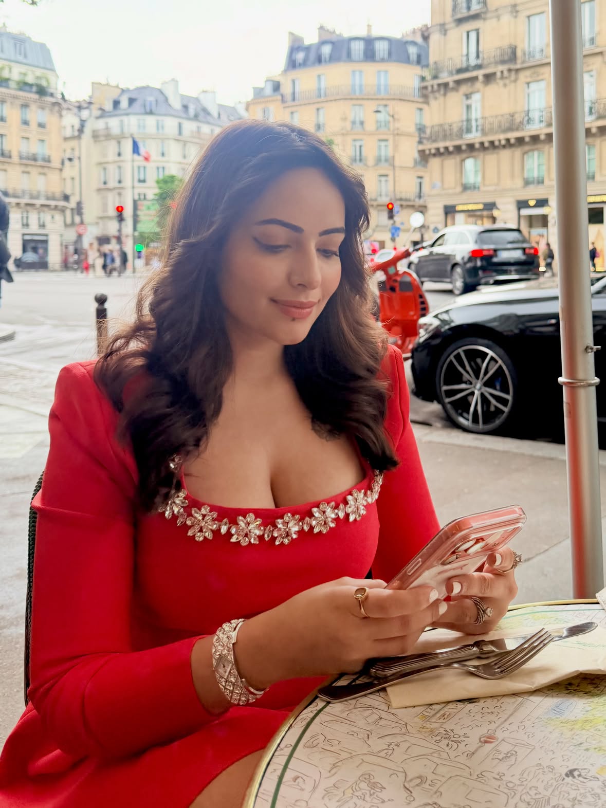 Bonjour💋 #PostcardFromParis ❤️

Wearing @savana