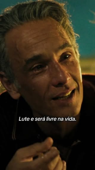 Rodrigo Santoro deita e rola em ‘Brasil 70: A Saga do Tri’, nova minissérie da Netflix sobre como a seleção brasileira de futebol se tornou a primeira tricampeã do mundo. Dando vida a João Saldanha, ex-técnico da seleção e jornalista, Santoro entrega a melhor atuação da série e protagoniza seus momentos mais contundentes, ao evidenciar como a ditadura militar buscava se apropriar das conquistas da seleção para fortalecer sua narrativa política.

para mais trechos, siga @umfilmemedisse 

📺: ‘Brasil 70: A Saga do Tri’ tá disponível na Netflix

#netflixbrasil #cenas #trechos #rodrigosantoro #copadomundo