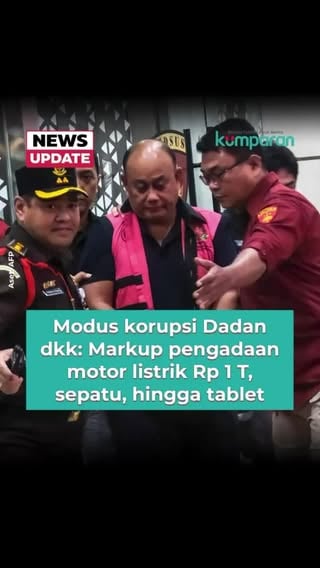 Kejaksaan Agung (Kejagung) menahan eks Kepala BGN Dadan Hindayana. Bersamanya, Kejagung juga menahan dua eks Wakil Kepala BGN Lodewyk Pusung dan Sony Sonjaya. ⁠
⁠
Di saat yang bersamaan ketiganya juga ditetapkan sebagai tersangka dalam penyidikan dugaan tindak pidana korupsi tata kelola program Makan Bergizi Gratis (MBG) pada Badan Gizi Nasional (BGN) tahun 2025 sampai dengan tahun 2026.⁠
⁠
Direktur Penyidikan (Dirdik) pada Jaksa Agung Muda Bidang Tindak Pidana Khusus (Jampidsus) Kejaksaan Agung Syarief Sulaeman Nahdi, membeberkan modus kejahatan yang dilakukan oleh ketiganya. Dadan dkk menurut Kejagung adalah dengan melakukan markup harga pengadaan sehingga terjadi kerugian.⁠
⁠
Berikut pengadaan barang dan jaksa yang tidak sesuai ketentuan dan di-markup oleh Dadan dkk:⁠
⁠
1. Pengadaan motor listrik sebanyak 21.801 unit dengan total pengadaan sebesar sekitar Rp 1 triliun;⁠
⁠
2. Pengadaan 32 ribu pasang sepatu yang tidak sesuai ketentuan dan adanya markup;⁠
⁠
3. Pengadaan tablet sebanyak 31 ribu sekian yang tidak sesuai ketentuan dan adanya markup;⁠
⁠
4. Dan pengadaan televisi 75 inch sebanyak;⁠
⁠
5.400 unit yang tidak sesuai ketentuan dengan adanya markup harga.⁠
⁠
Ketiganya saat ini telah ditahan untuk 20 hari ke depan di Rutan Salemba cabang Kejaksaan Agung. ⁠
⁠
📸: Dok. AFP, kumparan/Rayyan.⁠
⁠
Baca selengkapnya dengan klik link di bio. Cari tahu berita update lainnya dengan download aplikasi kumparan di App Store atau Google Play.⁠
⁠
📝: newsupdate | update | news | vidol | R176 | E023⁠
⁠
#bicarafaktalewatberita #kumparan