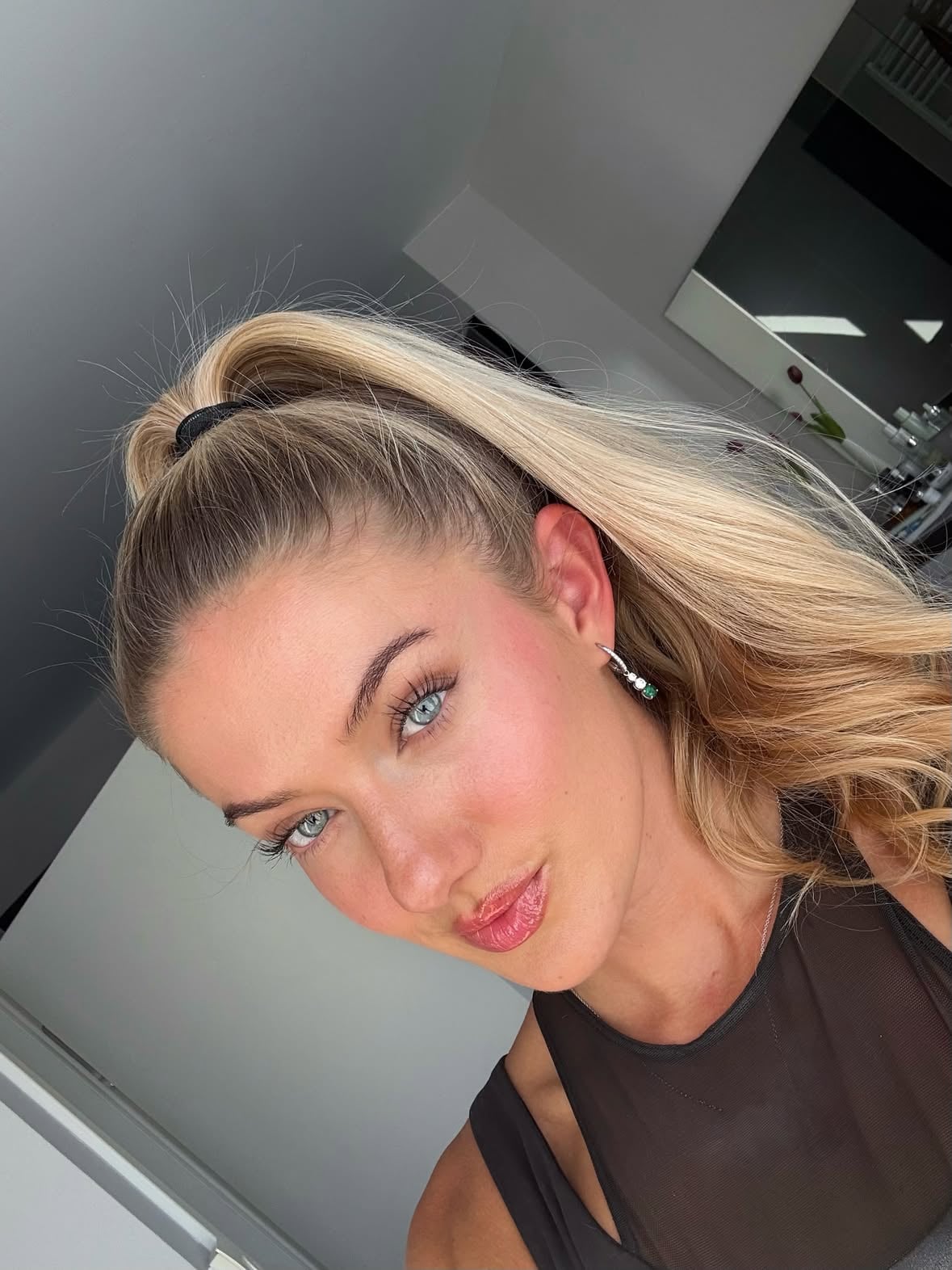 Anzeige | Post training session glow 🤌🏻✨ 
meine Go-to‘s um mich nach dem Training schnell ready zu machen! Primer, Lipgloss und Blush mehr braucht es nicht 🤌🏻 Dauert keine 5min und man sieht direkt wieder frischer aus 🥰 ich habe so oft Termine vor oder nach dem Training und die Produkte dürfen nie in meiner Tasche fehlen! 🤍 @bobbibrowngermany