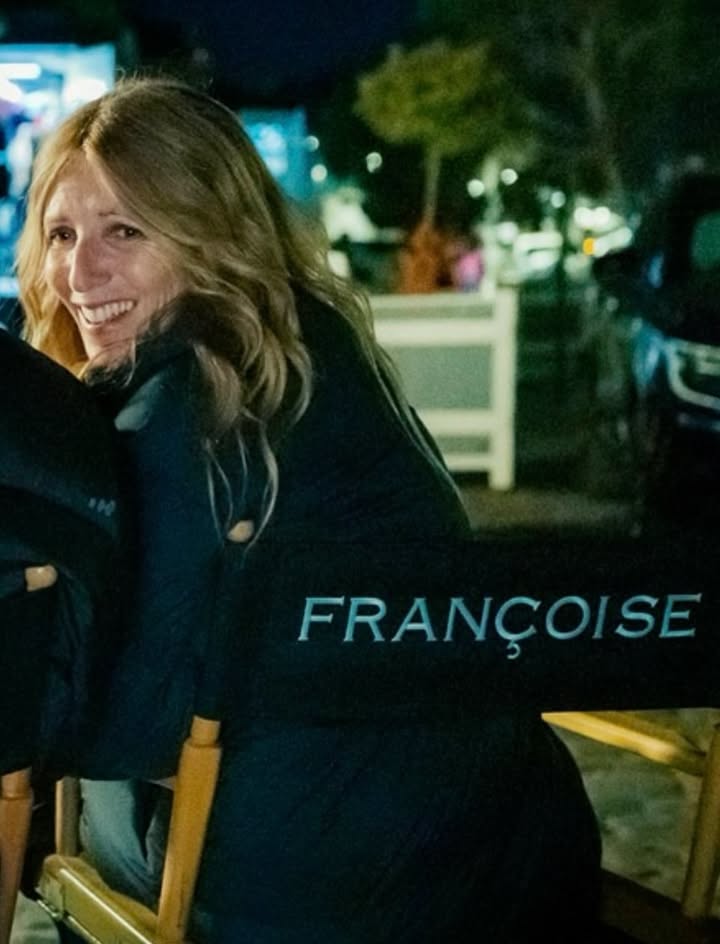 Fin de tournage de mon deuxième film, Les quatre rendez-vous de Françoise. 
Merci à la ferveur, la joie, le talent de mon équipe chérie, de mes acteurs adorés. 
Merci aux trois autres visages de ma Françoise, 
Charlotte, Rebecca et Camille. 
Dernière nuit « tous en rouge », couleur de la vie, de l’amour …
Tout commence…

@curiosafilms @advitamdistribution @playtime.group @tony.arnoux 
♥️🌳