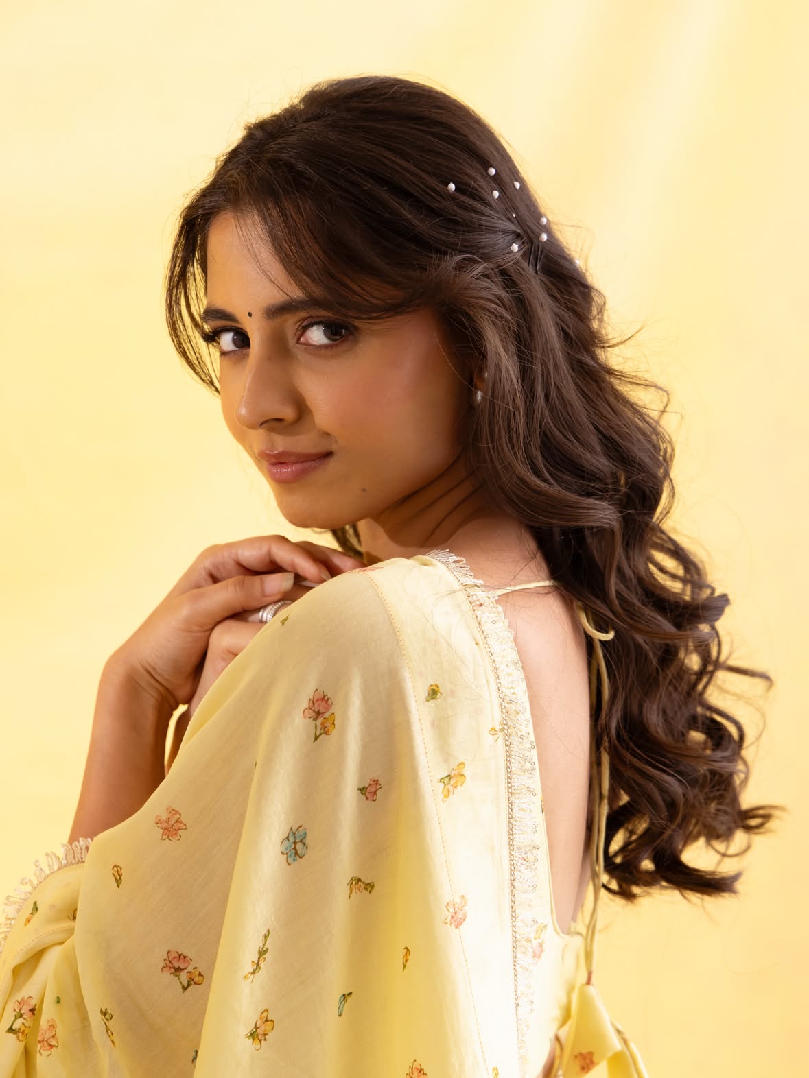 Yellow all over lately 💛✨

P.S. Your feed needed a little more sunshine today ;)☀️

Team🫰
Styling @anushaa13 
Wearing @nadiyapaar 
Photography  @gruva_photography
MUAH @makeup_by_kez @banuhairstylist 
Studio @trendtagstudios