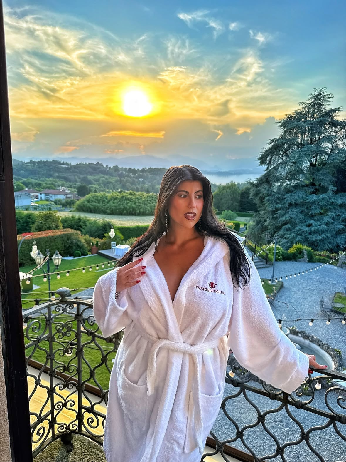 • Alcuni luoghi hanno il dono di farti rallentare appena arrivi... ✨
Villa Ghiringhelli, ad Azzate, nel cuore della provincia di Varese, è una dimora dove il fascino di una villa storica incontra l’accoglienza autentica di un luogo da vivere con calma.
Non solo eventi speciali e ricevimenti eleganti, ma anche un rifugio perfetto per una fuga dalla città, un weekend di quiete o semplicemente il piacere di rallentare.
Qui l’eleganza incontra il calore.
Ogni dettaglio racconta la cura, la passione e l’ospitalità della famiglia che la custodisce con discrezione e impeccabile attenzione, facendoti sentire accolto come a casa.
Non solo una villa.
Un luogo da vivere lentamente, respirare e ricordare.
Villa Ghiringhelli lascia quella sensazione rara: sentirsi ospiti… ma anche un po’ parte della famiglia. 🔐

Grazie per questa ospitalità calorosa… A presto! 💓 •

Invitedby @villaghiringhelli @ghiringhelli_glamping 

#villa #vacanzeitaliane #luxury #travelblogger #besthotel