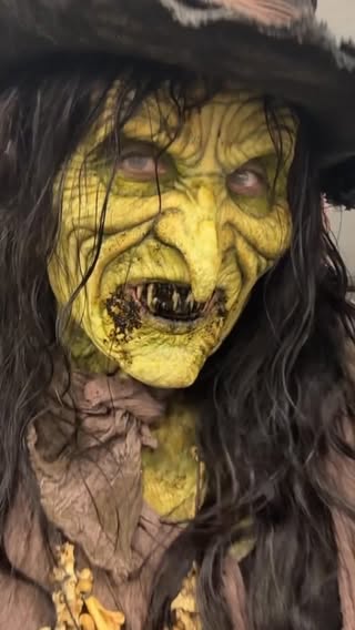 A pretty pretty princess 👑 
@mageefx @monsterpaloozaofficial 

#makeup #princessdiaries  #monsterpalooza #halloweenmakeup #speacialeffectsmakeup