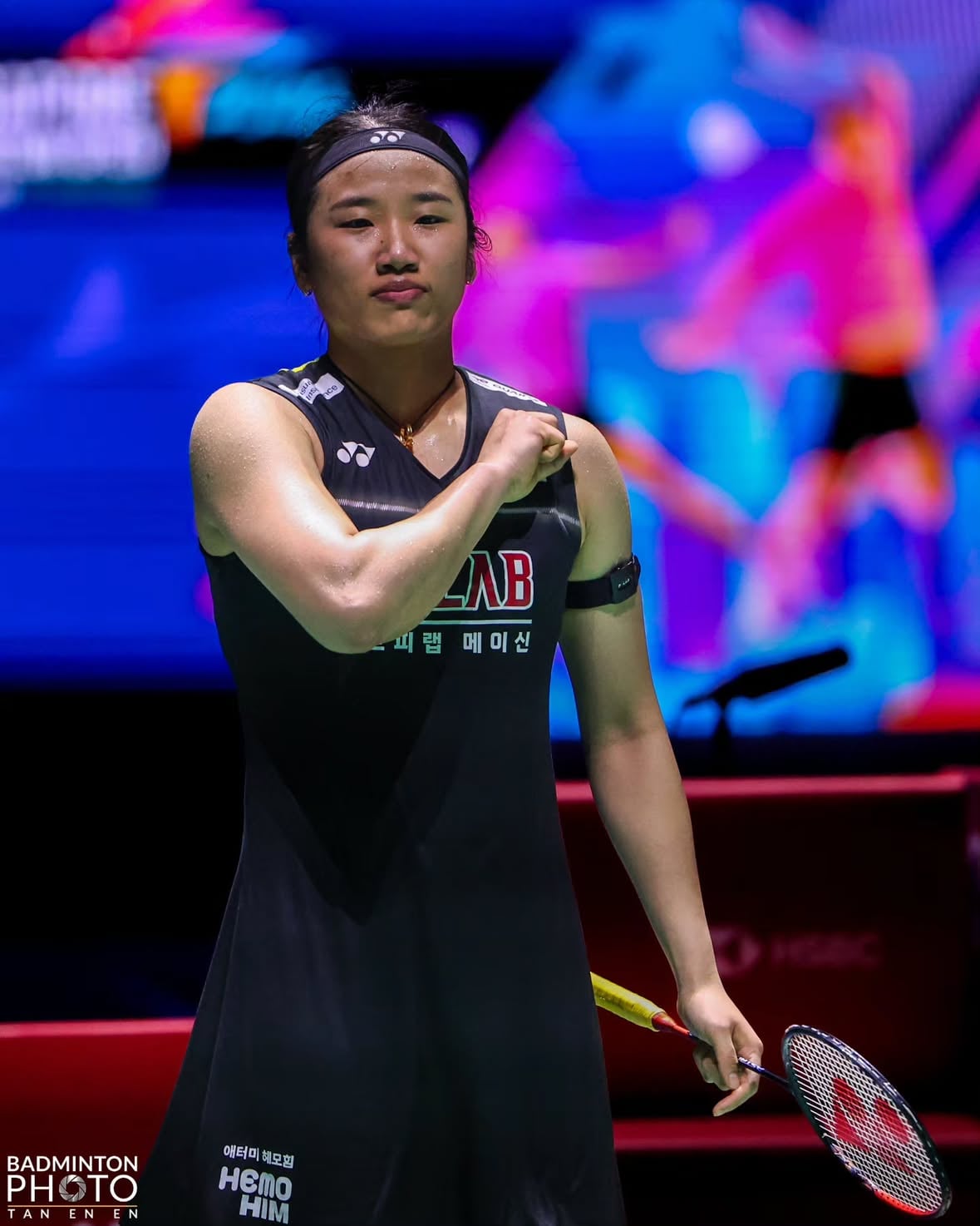 A really tough day at #Singapore2026. @chenyufeiii I love our battles and today was hard for me. Really hard to get through a tough match. I felt as if I was battling you, myself and the very tricky conditions. Thank you for the duel.🤝

Into my third Singapore Open final!! Can't believe it!🤭 I love playing here. 

Thank you to the fans for your support. I hear your cheers and it means a lot to me. I'll need to it tomorrow for the final. Let's go!💪👏🇸🇬

오늘 #Singapore2026 경기는 정말 쉽지 않았습니다. @chenyufeiii 선수와 함께하는 경기를 무척 좋아하는데 오늘은 좀 힘겨운 시합이었습니다. 선수와만 상대하는 것이 아니라 제 자신과 어려운 조건들을 같이 풀어나가는 것처럼 느껴져서 더 까다롭게 느껴졌습니다.  오늘 경기도 감사합니다.🤝

벌써 세번째 싱가폴 오픈 결승이네요! 믿기지 않네요🤭 싱가폴에서 경기하는 것도 정말 좋아합니다.

여러분의 응원 감사합니다. 여러분의 응원소리가 정말 힘이 됩니다. 내일 결승에서도 부탁드릴께요! 힘내보겠습니다!💪👏🇸🇬
.
.
.
#🫡