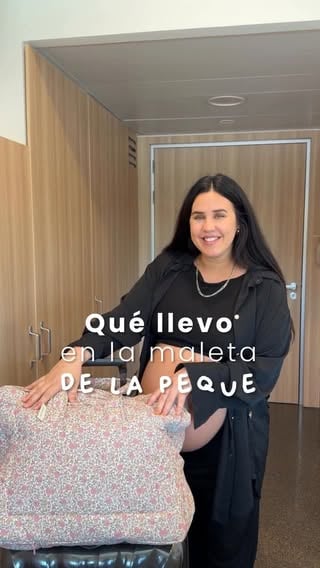 ¿Qué me he llevado para Sia en la bolsa del hospital? 🤍

Hoy os enseño todo lo que había preparado para la llegada de nuestra peque. Más real imposible, os lo grabé allí jeje 

Para organizarlo todo he elegido la maleta de algodón de @molisandco, que además va a conjunto con el nido, el cambiador y el neceser. Me hacía muchísima ilusión tenerlo todo a juego✨

Al final del vídeo os dejo también un check list con todo para que podáis hacer captura. 

¿Cuáles fueron o han sido vuestros imprescindibles? Os leo👀

Publi