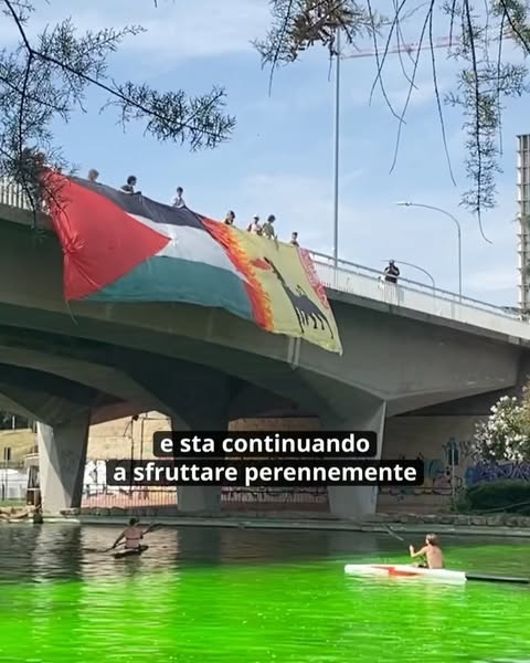 🔴 GENOCIDIO È ECOCIDIO

Nel giorno dello Sciopero Generale contro l’economia di guerra, Extinction Rebellion colora di verde le acque del lago dell’EUR di fronte la sede di ENI, srotolando un enorme striscione con il logo dell’azienda che brucia la bandiera della Palestina.

▼ ENI, il colosso petrolchimico che collabora con il gruppo israeliano Delek, uno dei principali fornitori di combustibile dell’esercito israeliano, inserito nella lista nera delle Nazioni Unite.
ENI, proprietaria di raffinerie e trivelle nei territori di tutto il mondo, da Gela o Priolo in Sicilia ai villaggi del Delta del Niger, devastati da un inquinamento e incidenza di patologie sopra la media.
ENI, una delle 10 aziende al mondo responsabile del maggior numero di emissioni negli ultimi 10 anni.

▼ È l’inizio della Primavera Democrazia. 
Ma è anche l’inizio di una mobilitazione internazionale che per tutto il prossimo mese vedrà movimenti climatici e antimilitaristi di tutta Europa scendere in strada per fermare ciò che ci sta uccidendo e porre fine a un sistema basato su combustibili fossili e riarmo.

Ecocidio e genocidio sono gli effetti di un modello di produzione e consumo costruito colonialismo, profitto di pochi e illusione di una crescita infinita su un pianeta finito. 
È il momento di smantellarlo, insieme!

#ExtinctionRebellion