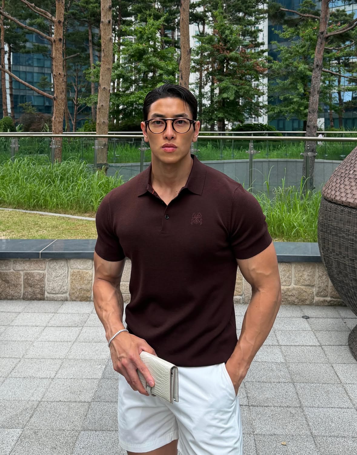 출시했고 출시 1분만에 세트구성은 전체품절, 바로 이어서 브라운 컬러 전체품절요; 다른컬러도 곧 품절이니 빨리달리세요

아 진짜 이번 카라니트랑 크루넥니트 문의가 현재까지도 너무 많은데, 문의 감당이 안되서 출시 공지드립니다.(출시완료)

우선 출시는 오늘 저녁 6시 정각 라피나토 홈페이지에서 출시됩니다. 

니트는 싸구려나 저렴한거 입으면 바로 티나는거 제가 항상 말씀드렸죠?

제가 워낙 니트에 진심이라 8년간 옷만들면서 항상 가장 많이 판매되는게 니트인거 아실거고, 그 중에서 가장 인기있는는 제 시그니처 제품이 바로 이 여름 카라니트와 크루넥니트인데, 특히 이번 카라니트와 크루넥니트는 다들 원사나 가공방식이 정말 고가인게 보이시는지 여태 출시 제품 중 가장 문의가 많네요.

여름 카라니트/크루넥니트는 항상 출시할때마다 700-800장은 기본으로 깔고 갈 정도로 인기가 너무 많은데 이번 카라니트/크루넥니트는 세계적인 하우스 고급 정장이나 니트웨어 적용되는 가공 방식이 적용되어있고, 원사까지도 혼방이 아닌 60s Super Fine Worsted 램스울 100%인데 일반 울과는 차원이 다릅니다. 

보통 일반 울 100%도 비싸서 혼방을 많이쓰지만 전 반대로 울 100%여도 더 비싼 초극세 정방 Wool 100%로 이번 니트 원사를 짰고 이 초극세 정방 Wool은 긴 섬유만을 골라내어 방적한 초고품질의 Wool 소재입니다. 

혼방이 아닌 울 100%이고, 이번에 준비한 니트는 제가 볼란테때부터 여태 만든 니트 중 가장 고가의 원사와 고가의 편직방식,고가의 가공방식으로 제작했습니다.
혼방아니고  워시티드 가공된 천연 양모 100% 원사로 제작했습니다.

워시티드 가공된 램스울 100프로 니트는 진짜 제가 판매하는 가격대에선 못구하실겁니다. 핏도 중요하지만 일단 이 소재와 가공방식자체가 워낙 고가니까요. 
받는 순간 원사에서 차원이 다른 고급스러움을 느끼실 수 있으실겁니다.
 
대체품 구하시려면 진짜 그냥 로로피아나가서 200만원주고 사시면됩니다. 원사에서 느껴지는 퀄리티가 로로피아나나 그 동급브랜드 아닌 이상 절대 이번 카라니트,라운드넥니트 못따라올겁니다.

특히 이번 카라니트, 라운드넥니트는 색감자체가 다른데서 구현하기 어려운 색감을 자주쓰기도 하고 핏도 독보적일겁니다. 

로로피아나나 그 동급브랜드처럼 원사나 품질은 만족스러우실거고 핏은 로로피아나보다 더 만족스러우실겁니다.

- MATERIAL
100% Lambs Wool — 60s Super Fine Worsted

긴 섬유만을 정교하게 골라 방적한 초극세 정방 Wool 100%소재로 일반적인 Wool 소재에선 느낄 수 없는 상당히 깊고 풍부한 풍부한 컬러감과 손끝에 감기는 섬세함, 그리고 자연스러운 탄성. 소재가 가진 본질에 집중되는 고가의 원사입니다. 

은은한 광택과 매끄러운 표면으로  가볍지만 따뜻하고, 통기성과 방풍성을 갖춰 계절을 가리지 않습니다.
구김이 적고 내구성이 뛰어나, 오래 입을 수 있는 최고급 소재와 섬세한 가공이 적용된 니트입니다.

- DESIGN
클래식한 소매와 정돈된 밑단까지까지, 보이지 않는 부분 까지도 완성도 높은 마감 작업이 되어있으며, 팔둘레와 허리 밑단은 안쪽에 오렌지컬러로 이중도목으로 편직하여 소매와 밑단을 부드러우면서도 탄탄하게 잡아주어 군더더기 없는 역삼각형의 실루엣으로 보여지는 핏을 지니고있습니다.

- WORSTED 가공
양모를 빗질해 짧은 섬유를 덜어내고 긴 섬유만을 평행하게 배열하는 전통 방적 방식. 매끄러운 표면과 자연스럽고 럭셔리한 광택, 그리고 변함없는 내구성과 신축성을 겸비한 편안한 착용감을 제공하는 고가의 가공방식으로, 세계적인 하우스들이 정장과 니트웨어에 이 가공을 택하는 이유입니다.

카프리 팬츠나 스윔팬츠에 코디하기 좋으실거고, 이 게시물에 제가 입고있는 곧 출시예정인 치노트레이닝팬츠와 코디하시기 좋으실겁다.

꼭 이번 카라니트/크루넥니트는 왠만하면 모든 컬러 소장해두시고 특히 이번엔 꼭 컬러감 있는 제품들 구매하세요.

그리고 이번 니트들은 꼭 색감이 있는 니트들로 구매하세요.
니트는 비싼 소재일수록 컬러감 있는 제품이 원사의 퀄리티, 품질이 더욱 잘 부각됩니다.