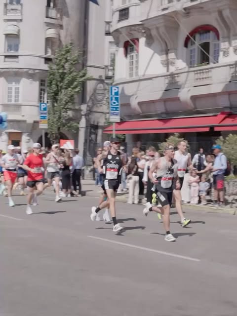 Stockholm Marathon 2026 besegrade mig..

Först och främst vill jag tacka alla som hejade längs vägen! 🥹❤️ 

Mitt första maraton blev tyvärr inte vad jag drömt om. Ett lopp jag sett fram emot och tränat för sedan förra året. Träningen gick bra under vintern, jag lyckades sakta men säkert öka volymen till ungefär 70 km i veckan. När våren kom och jag äntligen skulle påbörja den specifika maraträningen gav kroppen efter. Skada efter skada har präglat dem senaste månaderna. Istället för att lyssna på kroppen så försökte jag kompensera för förlorad träning genom att pressa mig hårdare. 💀 (idiot)

Inför Stockholm marathon så kände jag egentligen att det  förmodligen var en dum idé att starta med tanke på skadekänningar. Men jag ville så himla gärna genomföra loppet jag dedikerat så mycket tid till! Så jag valde att ge det ett försök. 

Loppdagen blev varm och solig (jobbigt, aj!!!). Farten jag planerat att hålla kändes tung direkt. Ett maraton är långt och de mörka tankarna kom för tidigt. Med något sänkt fart så hittade jag rytmen på Djurgården och de mörka tankarna släppte. Vägen från Djurgården till Slussen var ren gåshud. Väl framme vid Katarinavägen, strax över halvvägs, var jag så uppfylld av endorfiner att jag kände mig säker på att jag skulle klara loppet. Andningen är stabil, kroppen fungerar som den ska, vad kan gå fel? 

Södermalm, min hemmastadsdel och den backiga delen av banan alla fruktar. Det kändes typ som en feberdröm att kryssa genom gatorna, förbi alla barer, där massa av mina vänner stod och hejade.

Runt km 25 känner jag hur skadan jag haft i höger ben börjar värka. Benet blir stelt och jag tappar fart. När jag springer ner för Lundagatan hugger det i benet för varje steg jag tar. Där börjar jag bli riktigt orolig. Efter Västerbron så går det inte längre. Smärtan är så illa att jag bara kan halta fram. Där tog det slut, efter km 29 fick jag kliva av. Helt knäckt över att ha misslyckats. 

Mina fina vänner och Alva ❤️ fick hjälpa mig hem då jag inte ens kunde gå en meter… 

Nu ska jag låta kroppen läka, samla mig och planera nästa attack. Maratondrömmen är inte död!

Tack @oskar.runs för coachning och världens mest dedikerade hare❤️