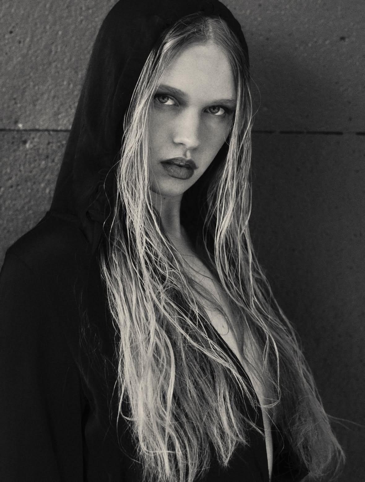 🖤🤍
deep black & white with 
Leandra @leandra_liw 

Hair & Makeup by Vivien @mua.vivien 

#blackandwhitephotography #portfolioshoot 
#munichphotographer #munich #modelshoot