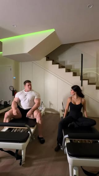 publi. Todo gymbro salvaje necesita su momento chill... Por eso nuestros entrenos combinan tan bien como los cereales Lion y KitKat 🦁🧘🏻‍♀️ @lioncerealesesp