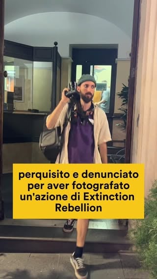 Ieri dopo aver fotografato un'azione di @xritalia , sono stato portato insieme allx attivistx ma anche insieme ad altre persone fotografe, in un comando dei carabinieri.

Sono stato perquisito, compreso lo zaino che conteneva solo attrezzatura fotografica, e nonostante ciò ho una denuncia per partecipazione a una manifestazione non preavvisata.

Se fare foto è considerato partecipare, allora giornalistx e fotografx dovrebbero essere portate in questura ogni giorni. Mentre ciò, ovviamente, e per fortuna non accade spesso.

Vengono portate in commissariato e perquisite e denunciate quelle persone che lo fanno in maniera militante evidentemente, o banalmente per come sono vestite.

Non si punisce l'azione, che ovviamente non è pinibile, ma l'autore e le sue motivazioni politiche.

Buona festa della repubblica a tuttx.