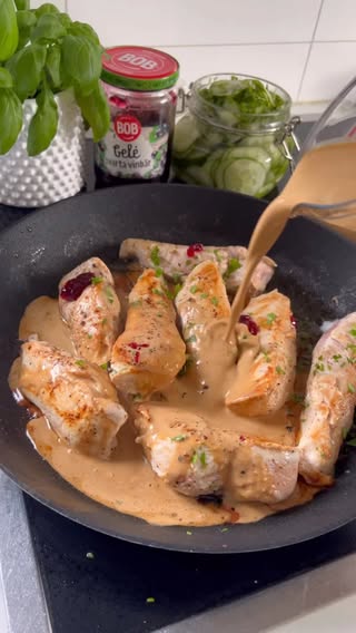 SAFTIG KYCKLING i gräddsås! 😍🍀 Finns det något godare än gräddsås, pressgurka och potatis? Kanske. Kanske inte. Men innan vi går vidare, kan inte du kommentera och berätta var man hittar GODASTE glassen i din stad? Hjälp mig inför glassresan!! 🏡

💛 Klicka på SPARA och sväng ihop detta någon dag!

Det du behöver är..
600g kycklingfilé
2 dl vispgrädde
1 dl mjölk
1,5 msk kinesisk soja
2 msk kalvfond
en klick svartvinbärsgelé
salt & peppar
+ persilja!

Dela kycklingen i två delar, salta och peppra. Hetta upp smör i en stekpanna och bryn kycklingen tills den fått en fin färg. Vispa ihop grädde, mjölk, soja, kalvfond och gelén. Häll det över kycklingen. Låt puttra tills kycklingen är klar igenom. Toppa med lite persilja och njut tillsammans med potatis och såklart pressgurka 🥒 Kommer du svänga ihop detta? HEJ! 😍👋🏼