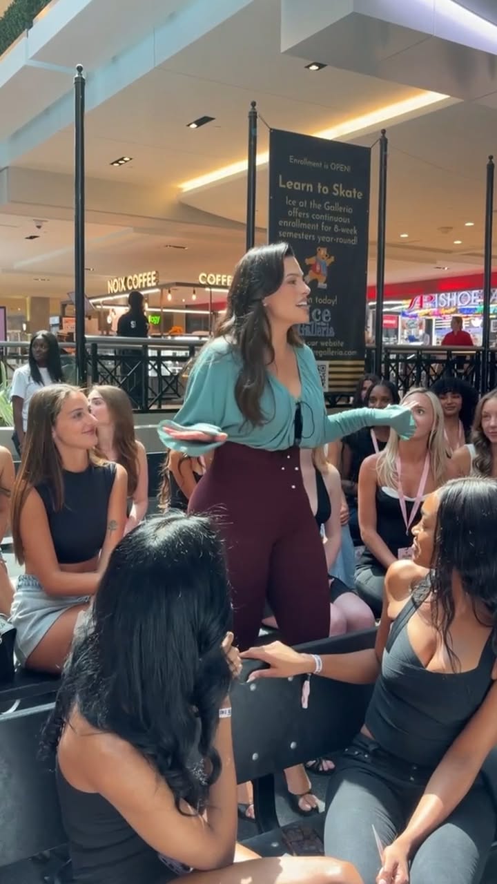 Houston got a glimpse into @ashleygraham's steady confidence—and yes, she's as cool as you'd hope she'd be.