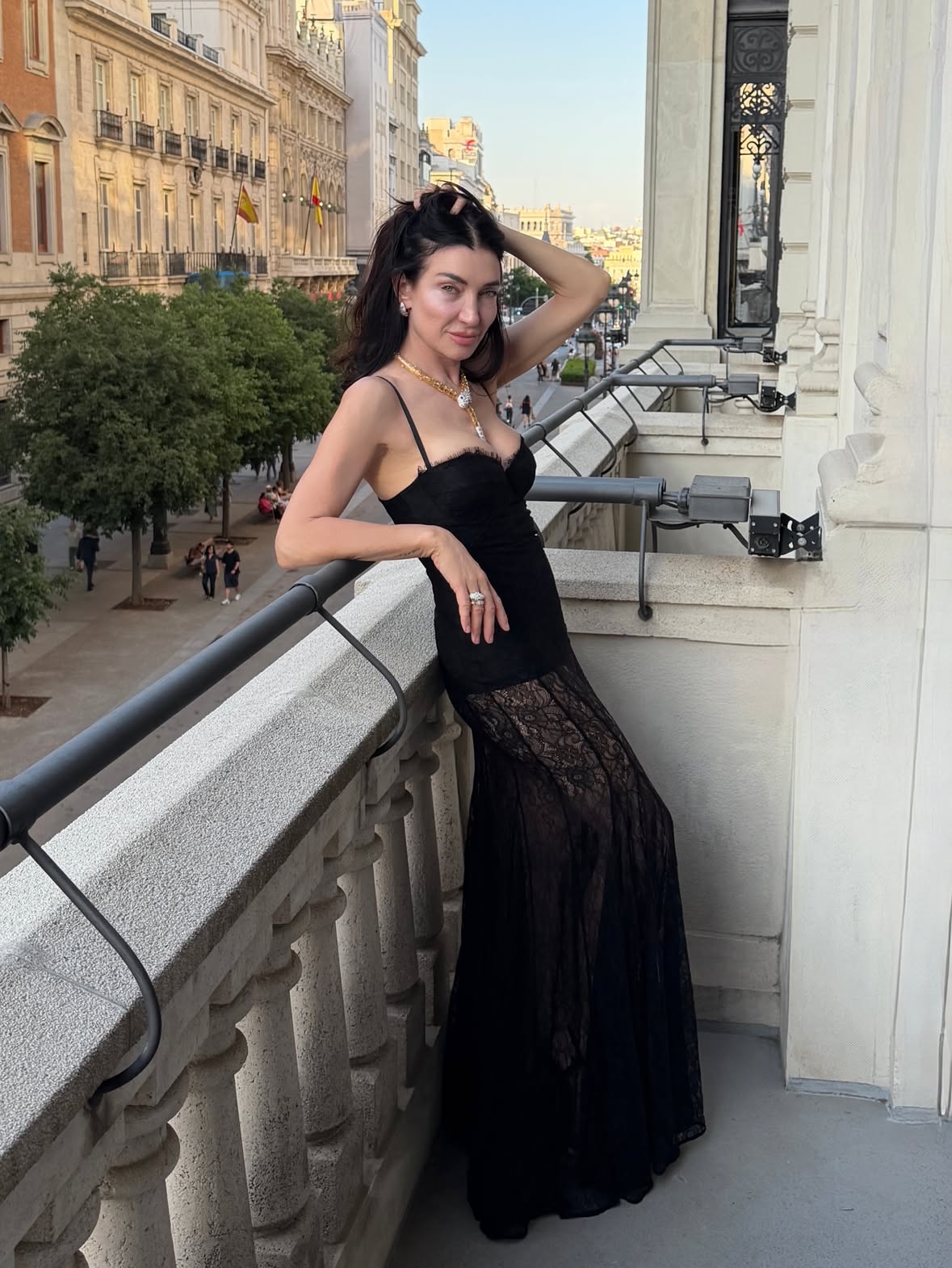 Grazie Madrid.

Sei una città che ogni volta mi accoglie con la tua energia e la tua eleganza.

È stato bellissimo condividere questa serata con tante persone speciali e sentirmi parte di un’atmosfera davvero magica.

Grazie a tutte le donne che erano con me. Donne che, con la loro personalità, la loro forza e il loro stile, continuano a ispirarmi ogni giorno.
Grazie Madrid ♥️

#ElisabettaFranchi #EFMadrid