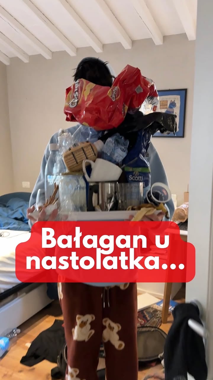 Dlaczego nastolatki bardzo często mają w pokoju bałagan? Czy warto z tym walczyć, czy lepiej odpuścić? Jak porozumieć się w temacie domowych porządków? Dziś zapraszam Was na rozmowę trochę przy okazji Dnia Dziecka z Beatą Sobczyk ze @strefa_cyfrowej_rodziny, która ma dla Was garść praktycznych rad! Link do odcinka na YT czeka w bio!