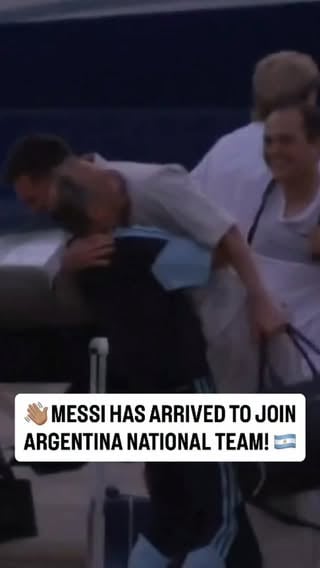 ✈️🇺🇸 Lionel Messi arrives for the World Cup… the staff showing 𝐩𝐮𝐫𝐞 𝐡𝐚𝐩𝐩𝐢𝐧𝐞𝐬𝐬 already at the airport 😁🇦🇷

🎥 @scespn on X