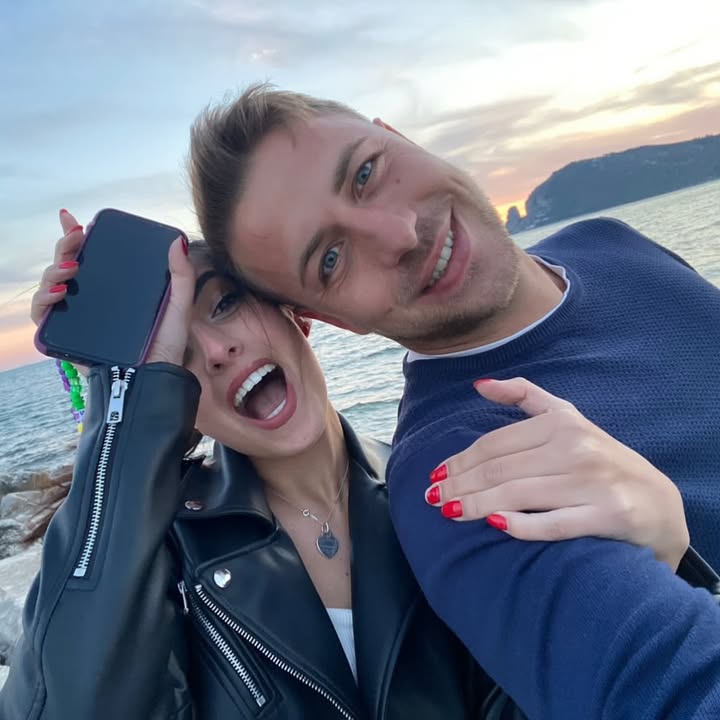 Ci sono legami che vanno oltre il tempo, la distanza e tutte le volte in cui pensavi che fosse finita davvero.
Non è sempre stato facile, ma è sempre stato VERO!!!♥️
Nel tempo ci siamo fatti tanto bene, spesso in silenzio, e ci siamo fatti male. Ci siamo persi e ritrovati più volte di quante probabilmente avremmo voluto o immaginato, sentendoci a volte anche sbagliati.
Eppure, sotto tutto il resto, è sempre rimasto qualcosa di autentico. Forse è proprio per questo che, nonostante gli anni e tutto quello che è successo, il nostro legame esiste ancora.🫶🏻
Molti conoscono la tua parte più rumorosa. Io invece conosco quella più silenziosa, quella che riservi per pochi: la tua bontà, la tua generosità, la tua lealtà e il modo in cui ti prendi cura delle persone a cui vuoi bene.
E grazie perché, ancora oggi, sei una delle poche persone che riesce a vedermi migliore di come spesso riesco a vedermi io🥹
Tanti auguri alla persona più folle che conosca. O almeno alla seconda più folle... perché sappiamo entrambi chi è la prima. 😈
@maurasmanuel  to the moon and back andata e ritorno mille volte♥️