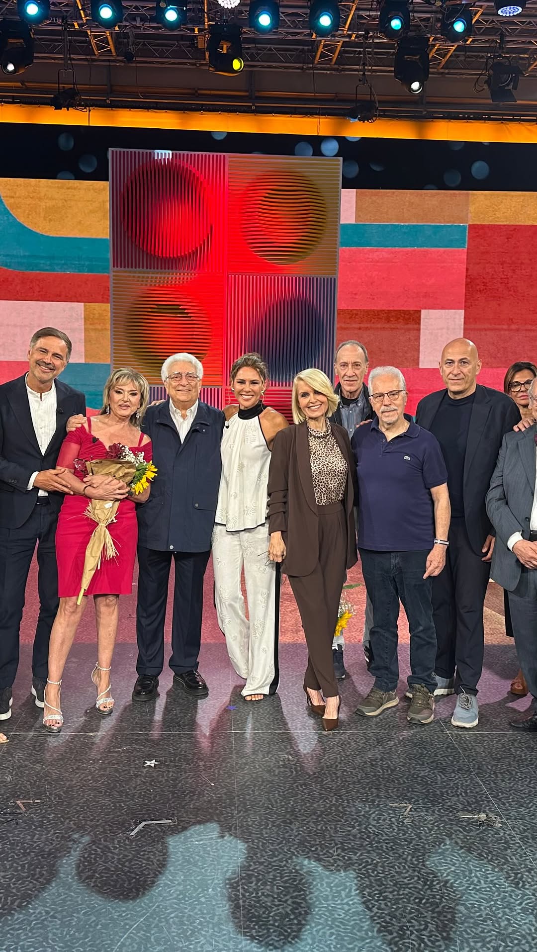 Per me, @moni_setta e @ingridmuccitelli e’stato un piacere accompagnarvi, settimana dopo settimana, con leggerezza,sorrisi e  spunti di riflessione in questa edizione di #unomattinainfamiglia su @rai1official 
Grazie di ♥️ a tutti voi che ci avete seguito con tanto affetto anche quest’anno.
Grazie al direttore del  Daytime @angelo.mellone al  nostro capostruttura @cerioni.daniele e alla referente editoriale @pportaluri 
Un  grazie  speciale  al  nostro Michele Guardì al capoprogetto @giovannitaglialavoro  e  agli autori  @antobarbaglia @fiorecaputo @marco.aprea.9 francescomarcucci_ @concitaborrelliruffodicalabria e @lenidir .Un grazie alla  nostra costumista @rapuano.rosaria con @giovanna.calapa e Rossana De Nicola e a tutto il reparto trucco @loredanaciceromakeup e parrucco @paolomeloro .Per  l’arredamento un ringraziamento a Rosalba Ieva.Grazie al direttore della fotografia  @daniele.patino e al direttore  di  produzione Giuseppe Gentili, subentrato a Marco Zeppa.Per la cura del programma, un applauso a Cristina Profiri,ad Andrea  Giovannini  per il coordinamento di redazione  e alla  nostra  straordinaria produttrice @stefaniameddi .
Grazie  al  nostro regista  @alex_morbioli ,all’aiuto  regista 
Marco Failla e all’assistente alla regia Alessandro Panzolli.Un ringraziamento speciale va a tutta la redazione, ai ricercatori e ai collaboratori ai testi che ogni settimana hanno reso possibile questo programma.Un plauso ai nostri tecnici audio e video,  al reparto grafica guidato da Stefano Celebrini e grazie a @vivianagrosso11  e @matteo_bennati .Un grazie  speciale  ai  nostri operatori di ripresa,guidati da Guido  Ciaranfi,alla nostra assistente di studio  Giovanna Furente e ad Andrea Micozzi.E un saluto affettuoso al nostro simonelandi__ 
Grazie a @francescolaurenzi @gianniippoliti @federicagentileof @terzigio @mariadalmonte @veronicadalbosco @paolo_notari_official @mariaelenafabi1 
Grazie soprattutto a voi che ci avete seguito da casa e che ci avete permesso di entrare,ogni fine settimana,nelle vostre famiglie
Grazie alle mie splendide compagne di viaggio Monica e Ingrid!🌺
Buona estate amiche e amici e arrivederci a presto!♥️