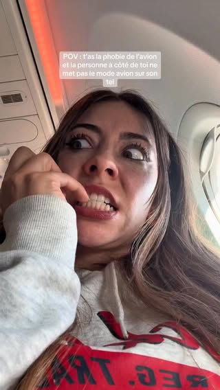 À la base, je filmais pour vérifier si il avait vraiment mis le mode avion ou pas 😂😂 puis après, c’est parti en vidéo souvenir … L’avion me fait tellement peur que j’en deviens reloue 😂😂 En vrai, il était très sympa et l’a mis direct 😌 #humour